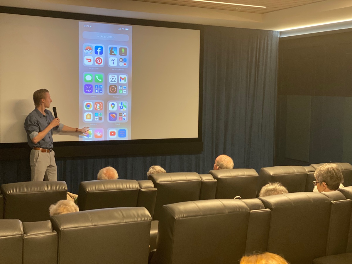 A senior smartphone class